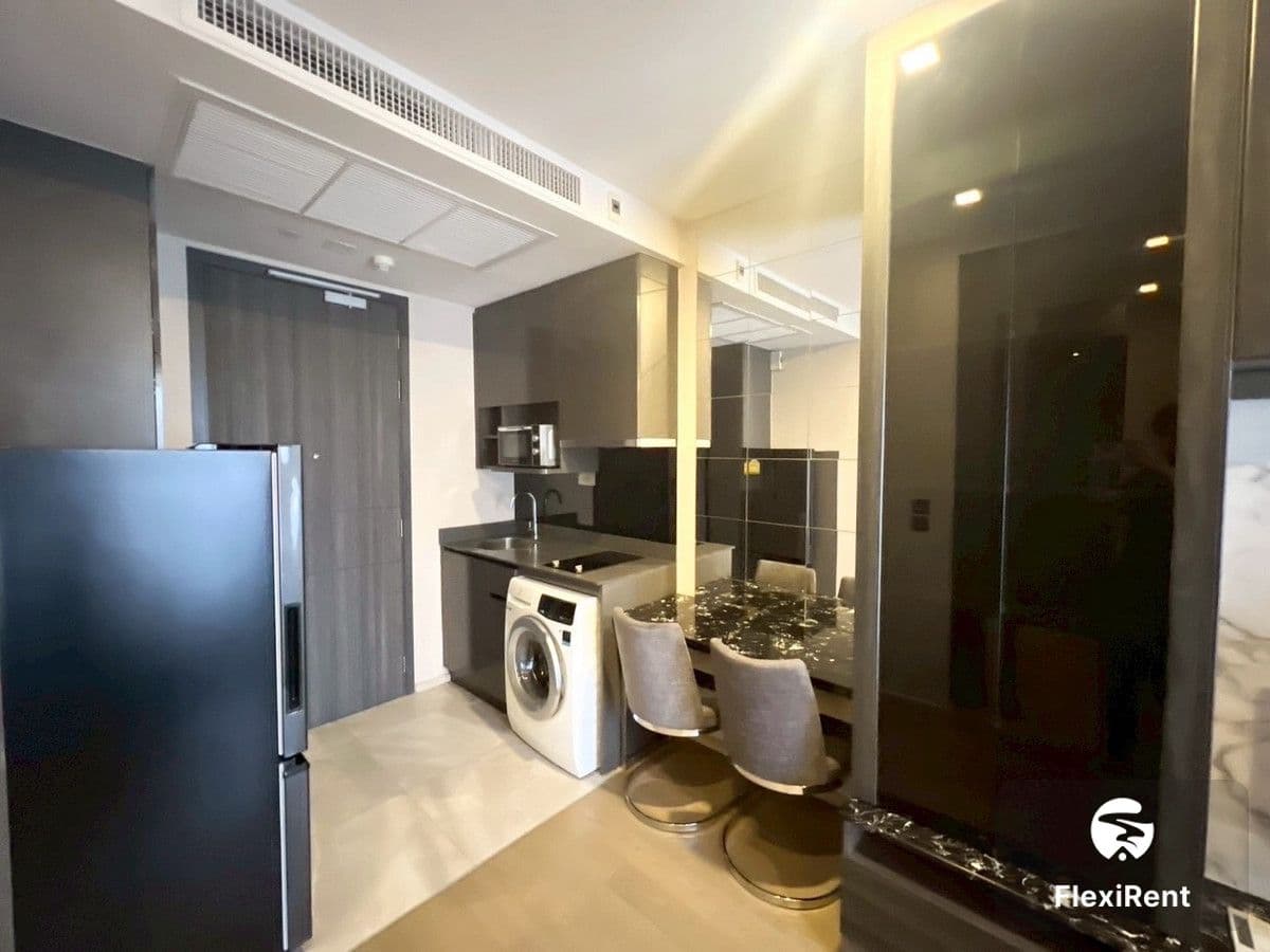 Ashton Asoke photo #7