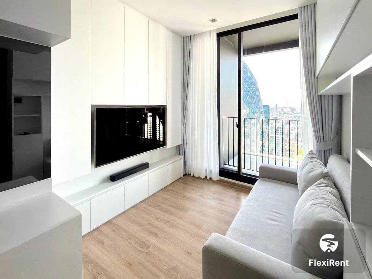 Noble Around Ari photo #10