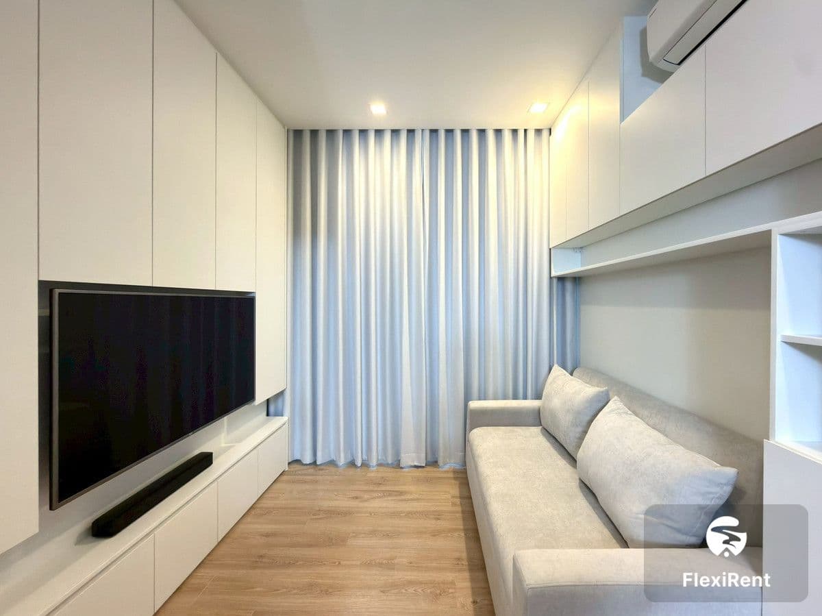 Noble Around Ari photo #7