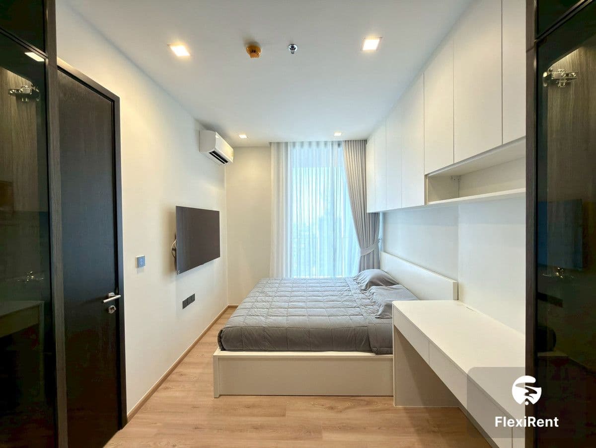 Noble Around Ari photo #15