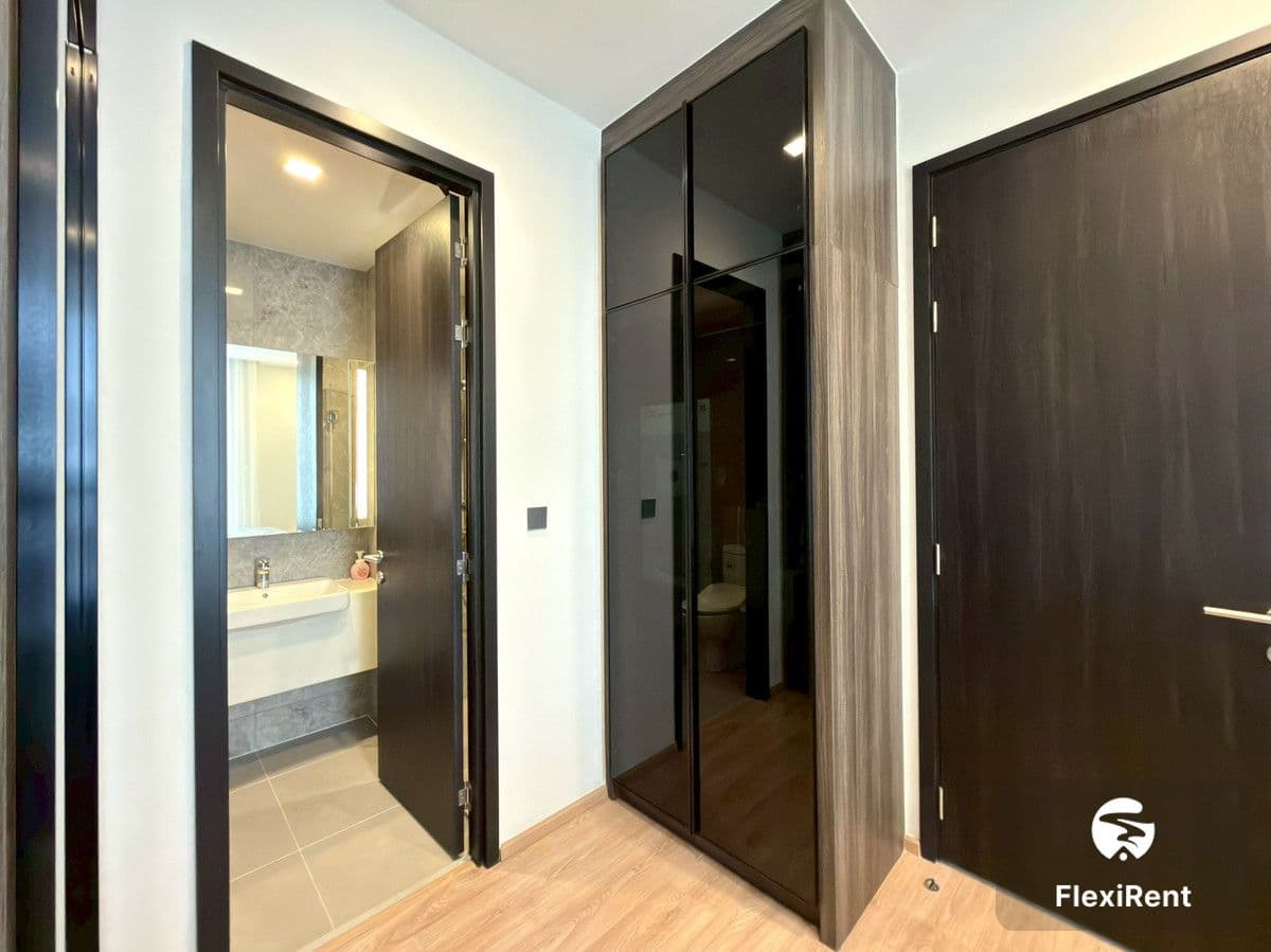 Noble Around Ari photo #18