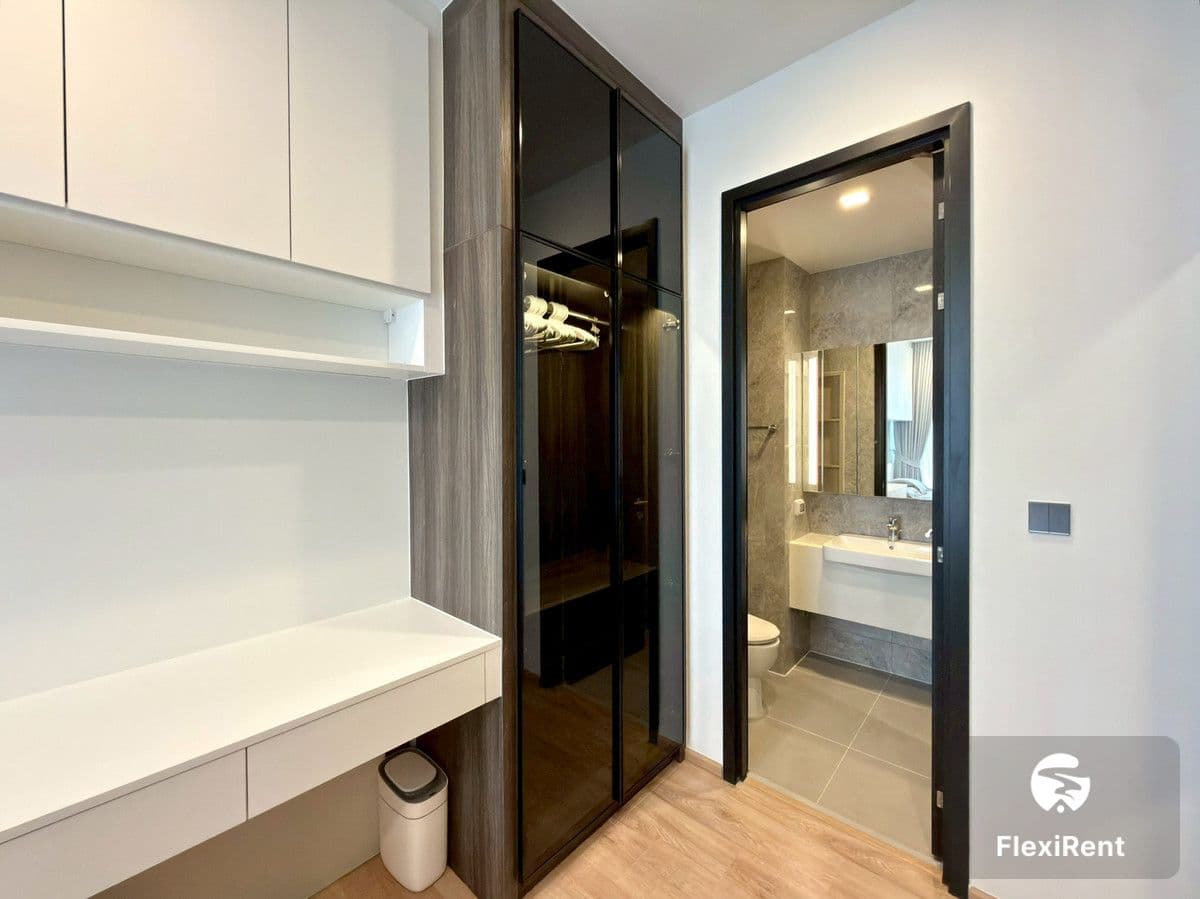 Noble Around Ari photo #19