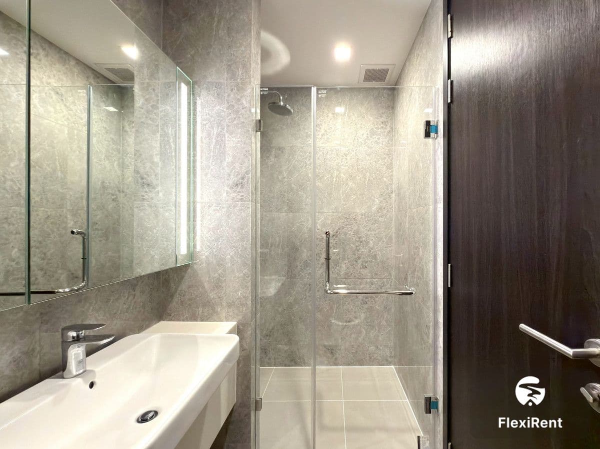 Noble Around Ari photo #20