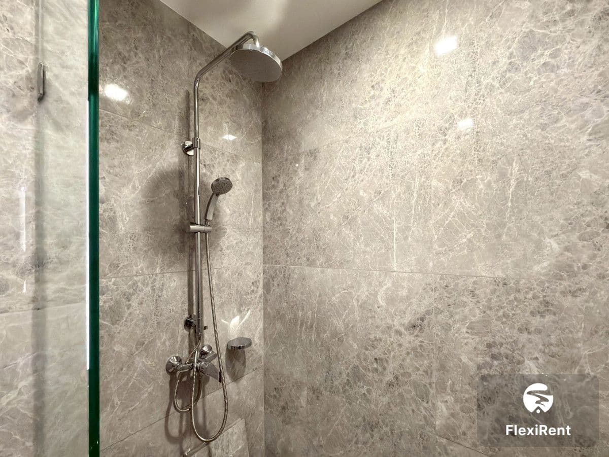 Noble Around Ari photo #21