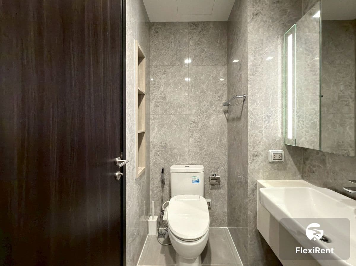 Noble Around Ari photo #22