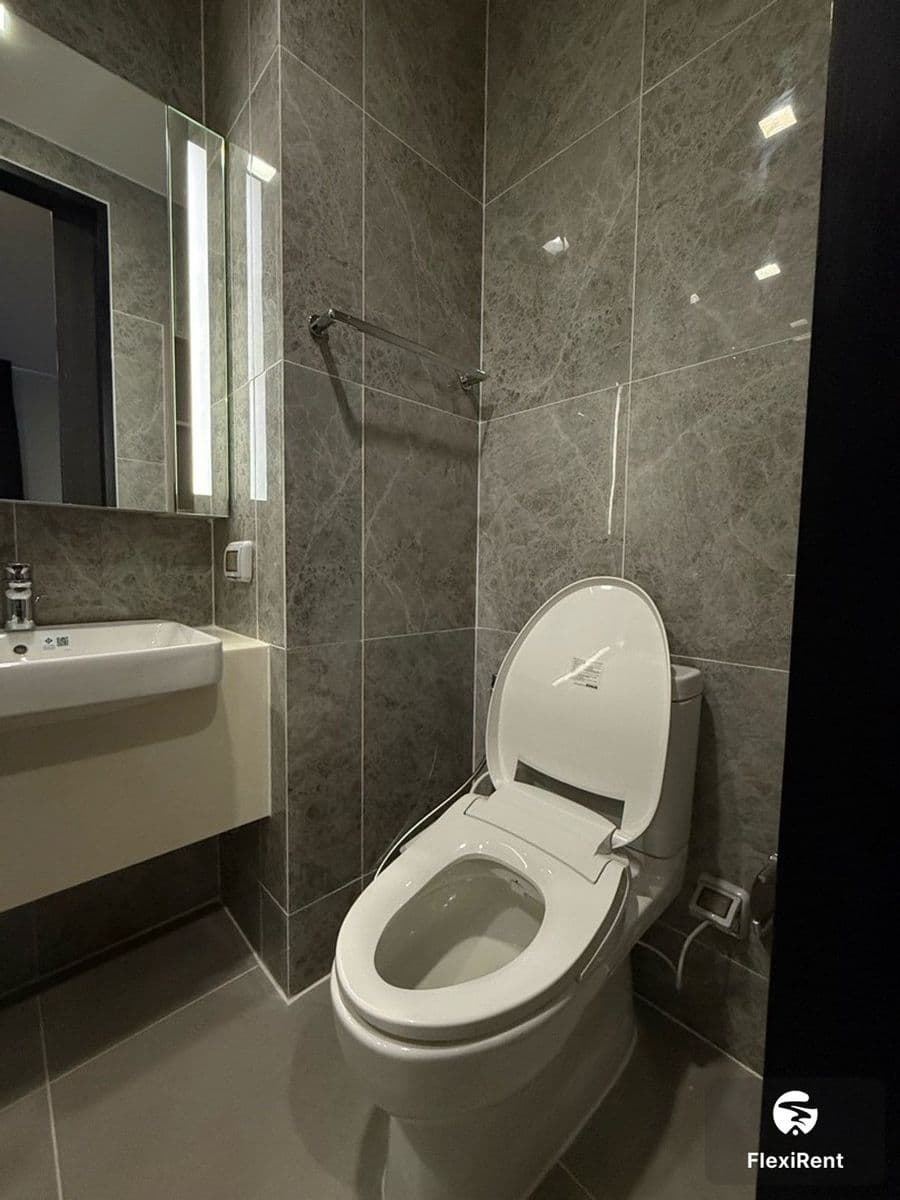 Noble Around Ari photo #7