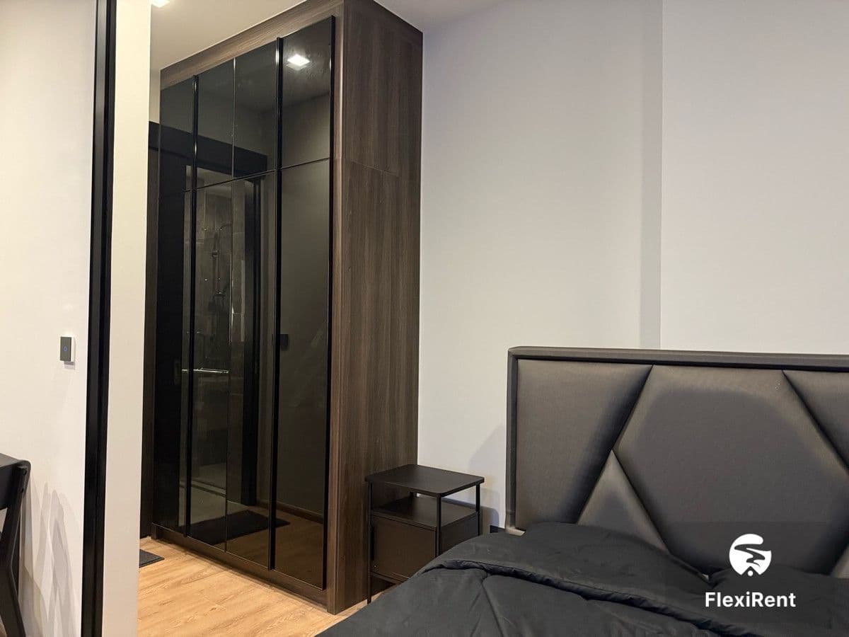 Noble Around Ari photo #9