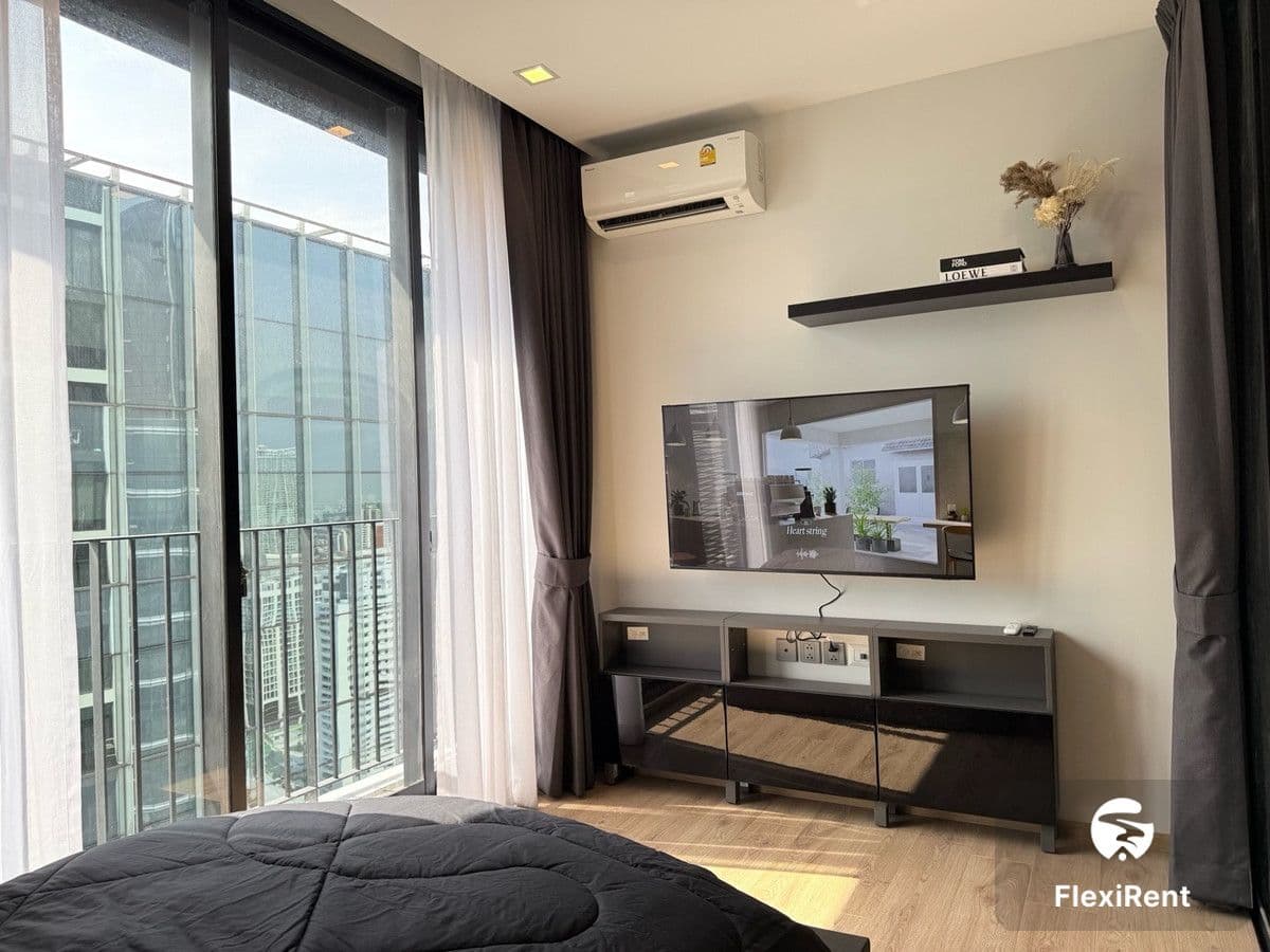 Noble Around Ari photo #12