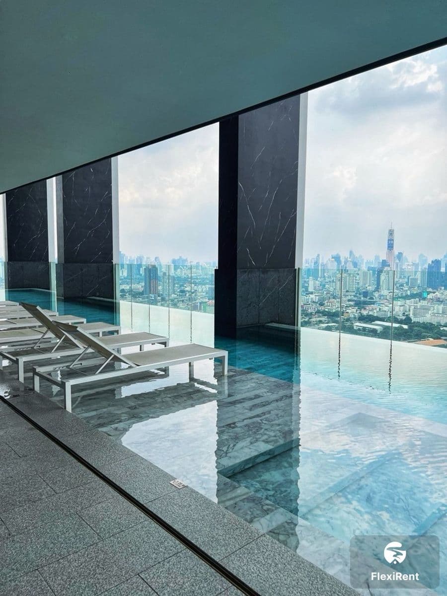 Noble Around Ari photo #19